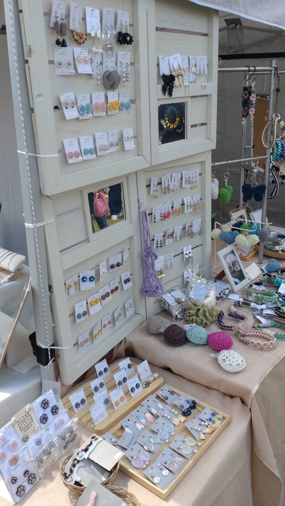 ナチュラルなハンドメイドアクセサリーの展示
